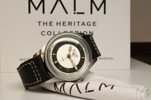 silver klocka från malm watches med svart läderband och vit urtavla